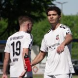 Spieler vom BV Brambauer hält eine Flasche.