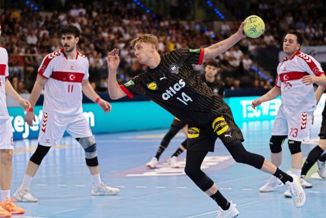 Mathis Häseler wirft auf das Tor.