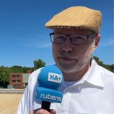 Porträt von Marco Nerger von RAG Montan Immobilien. Er hält ein Mikrofon vom Hellweger Anzeiger.