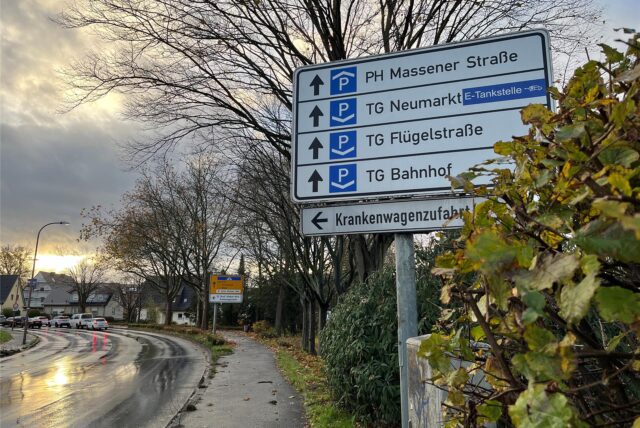 Unna hat bereits ein Parkleitsystem, das aber noch analog funktioniert und keine Information darüber vermittelt, wie viele freie Stellplätze in den einzelnen Parkhäusern und Tiefgaragen verfügbar sind.