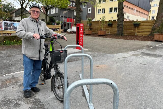Auf der Fläche des ehemaligen Parkplatzes an der Schulstraße schiebt nun ein Radfahrer sein Fahrzeug an einen Ständer. Die Stadt Unna reduziert die Zahl der Autostellplätze in der Innenstadt, um die Aufenthaltsqualität dort zu steigern.
