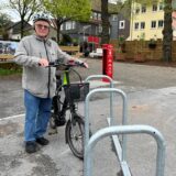 Auf der Fläche des ehemaligen Parkplatzes an der Schulstraße schiebt nun ein Radfahrer sein Fahrzeug an einen Ständer. Die Stadt Unna reduziert die Zahl der Autostellplätze in der Innenstadt, um die Aufenthaltsqualität dort zu steigern.