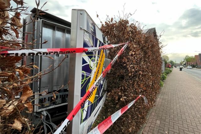 Ein Zigarettenautomat wurde aufgesprengt und ist jetzt mit Flatterband abgesperrt.
