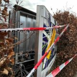 Ein Zigarettenautomat wurde aufgesprengt und ist jetzt mit Flatterband abgesperrt.