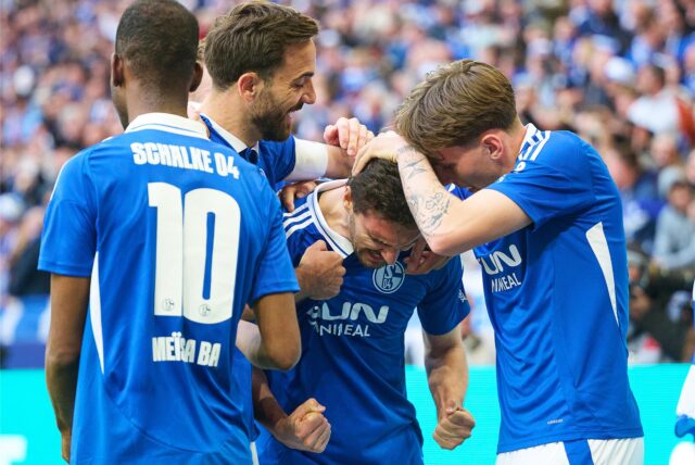 Schalkes Marcin Kaminski (2.v.r) jubelt mit den Teamkollegen Pape Melissa Ba (l-r), Kenan Karaman und Max Grüger über sein Tor zum 2:1.