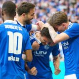 Schalkes Marcin Kaminski (2.v.r) jubelt mit den Teamkollegen Pape Melissa Ba (l-r), Kenan Karaman und Max Grüger über sein Tor zum 2:1.