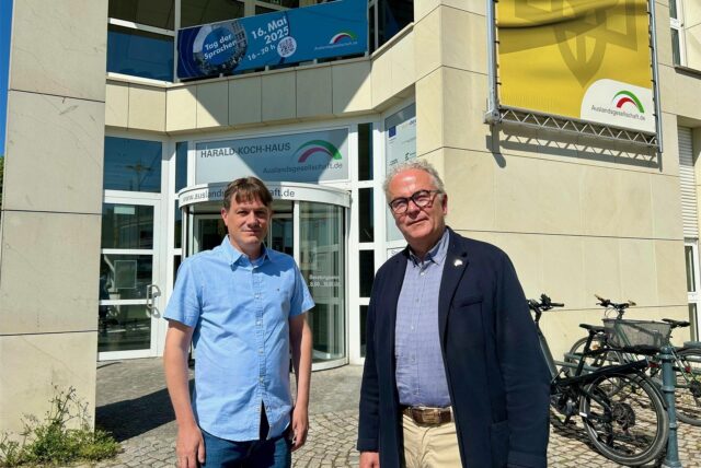Dr. Jan Langemeyer und Klaus Wegener vor dem Gebäude der Auslandsgesellschaft.