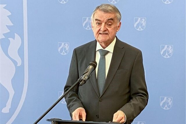 NRW-Innenminister Herbert Reul (CDU) sieht die Ermittlungen im Spionagefall am Anfang.