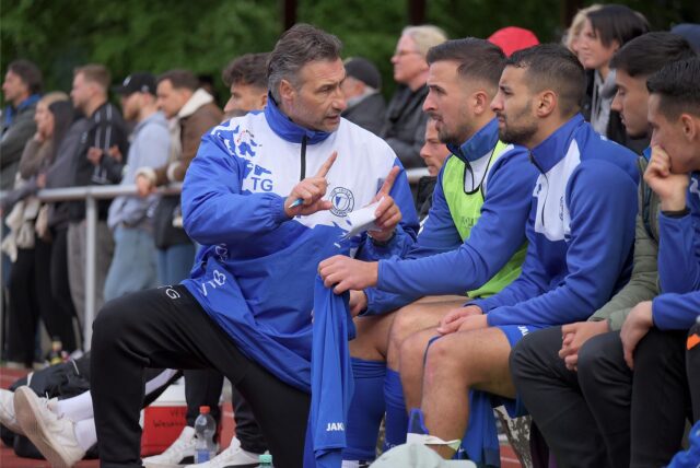 Thomas Gerner erklärt seinem Spieler die Taktik.