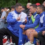 Thomas Gerner erklärt seinem Spieler die Taktik.