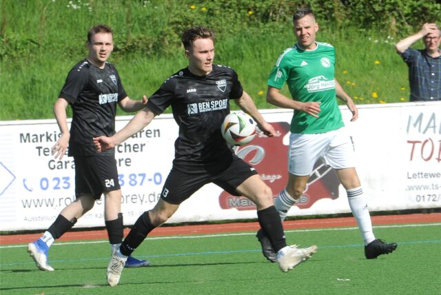 Ein Spieler nimmt den Ball mit der Brust an.