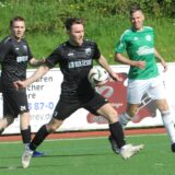 Ein Spieler nimmt den Ball mit der Brust an.
