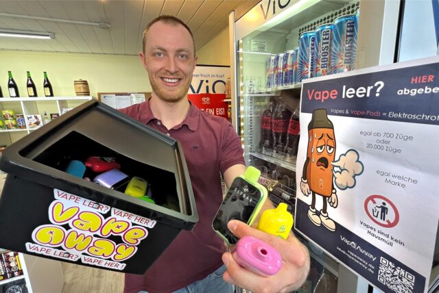 Marius Schäfer hält eine Sammelbox und ein paar Vapes in der Hand