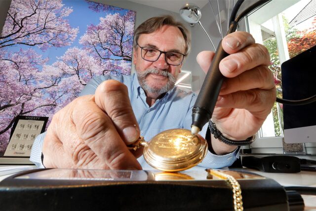 Juwelier Lothar Becher prüft den Goldgehalt einer historischen Taschenuhr mit einem sogenannten Goldscreener.