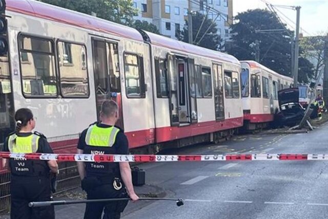 Mehrere Meter mitgeschleift wurde ein Pkw nach dem Zusammenstoß mit einer Stadtbahn am 12. Mai an der Münsterstraße.