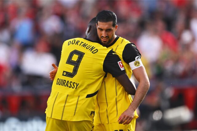 Emre Can umarmt Serhou Guirassy.