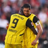 Emre Can umarmt Serhou Guirassy.