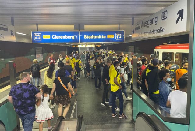 Auch bei BVB-Heimspielen reisen viele Fans mit öffentlichen Verkehrsmitteln an. Zum Länderspiel gibt es das gleiche, erweiterte Angebot.