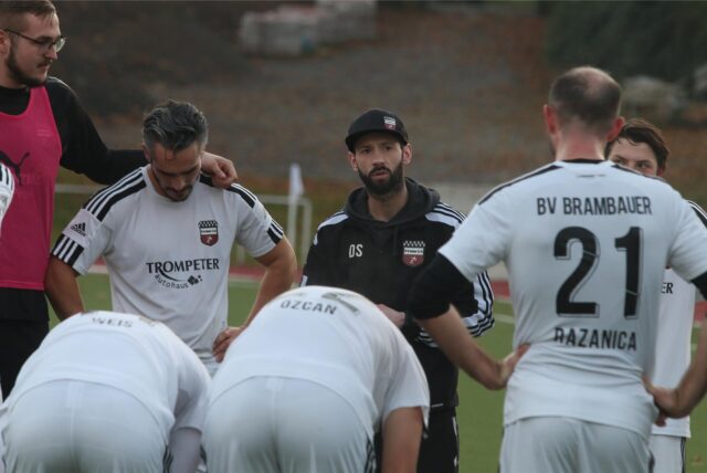 Trainer David Sawatzki hält eine Ansprache an sein Team.