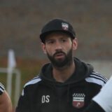 Trainer David Sawatzki hält eine Ansprache an sein Team.