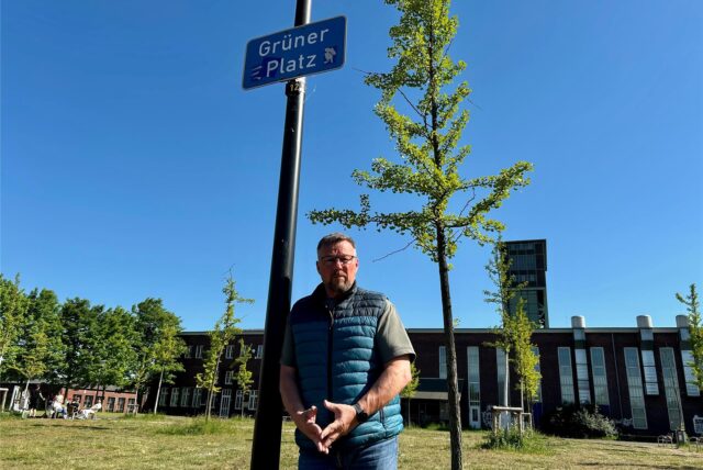 Evings Bezirksbürgermeiser Oliver Stens am „Grünen Platz“ in Eving.