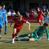 Joshua Kusch erzielt ein Tor und jubelt.
