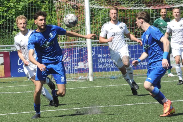 Smajlovic versucht den Ball anzunehmen.