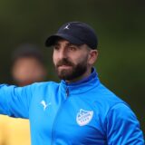Hasan Ekici zeigt auf den Platz.