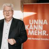 Hartmut Ganzke vor seinem Wahlplakat mit dem Motto „Unna kann mehr“
