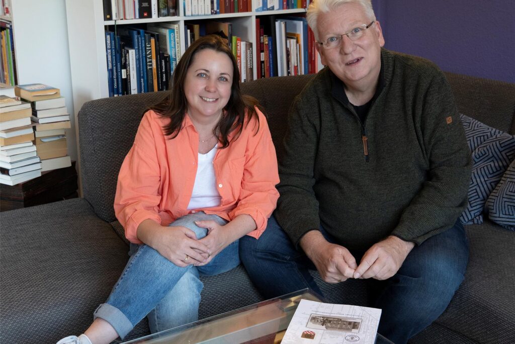 Hartmut Ganzke und seine Frau Jasmin im heimischen Wohnzimmer Hartmut Ganzke und seine Frau Jasmin im heimischen Wohnzimmer