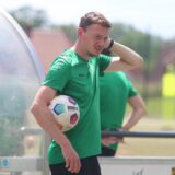 Christian Voßschmidt hält einen Ball.