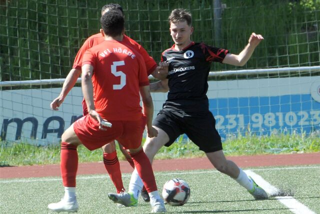 Spieler kämpfen um den Ball.