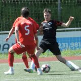 Spieler kämpfen um den Ball.