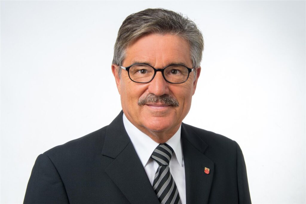 Klaus Göldern in Anzug und Krawatte Klaus Göldern in Anzug und Krawatte