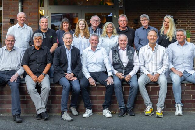 Mehrere Frauen und Männer der Freien Liste Unna haben sich für ein Gruppenbild zusammengestellt