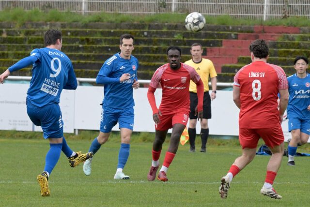 Spieler schauen auf den Ball.