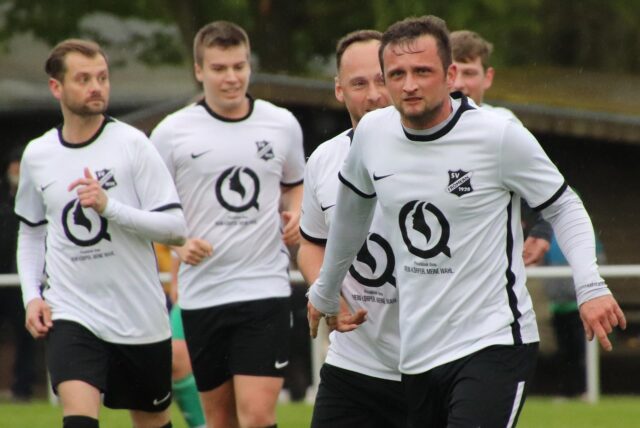 Alexander Heppe (vorne) mit seinen Mitspielern vom SV Frömern.