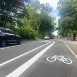 Ein Mehrzweckstreifen und ein Radstreifen sind an der Auffahrt zur A40 am Südwestfriedhof neu markiert worden.