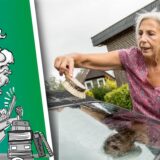 Frau wäscht ihr Auto.