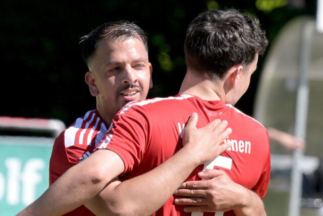 Zwei VfB-Lünen-Spieler umarmen sich.