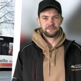 Bus hält an einer Haltestelle, an der Kinder warten
