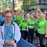 Fröhliche Läuferinnen und Läufer beim City-Lauf in Unna.