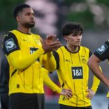 Almugera Kabar klatscht in die Hände, Babis Drakas und Antonio Foti stemmen ihre Hände in die Hüfte.
