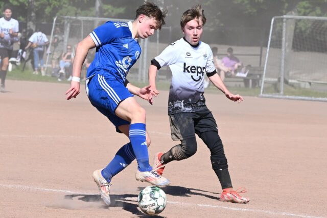Duell um den Ball.