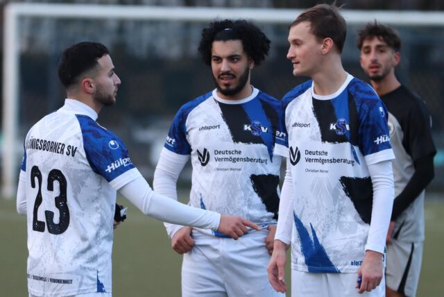 Spieler vom Königsborner SV unterhalten sich.