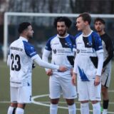 Spieler vom Königsborner SV unterhalten sich.
