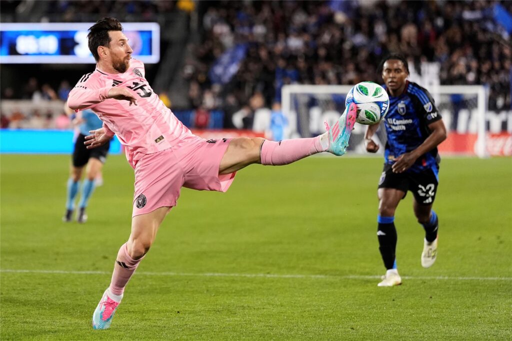 Lionel Messi von Inter Miami versucht, einen Pass zu kontrollieren. Lionel Messi von Inter Miami versucht, einen Pass zu kontrollieren.