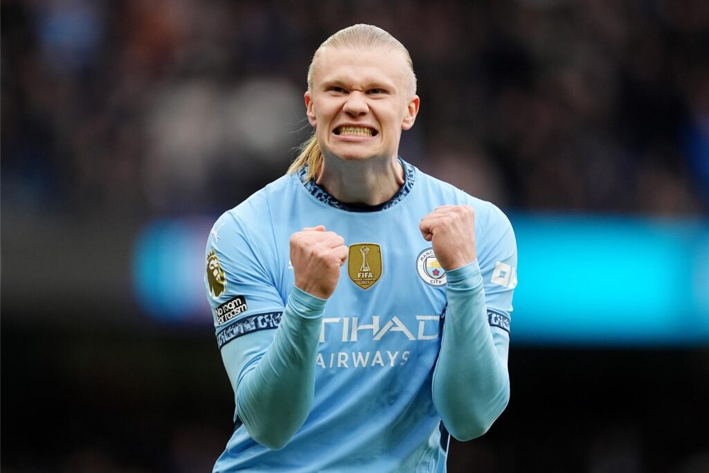 Erling Haaland von Manchester City bejubelt ein Tor seiner Mannschaft. Erling Haaland von Manchester City bejubelt ein Tor seiner Mannschaft.