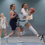 Izabela Pinkosz zieht zum Korb.