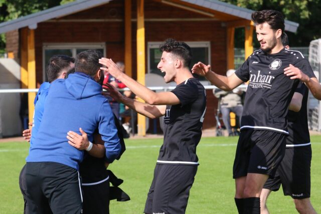 Spieler des VfL Kamen jubeln.